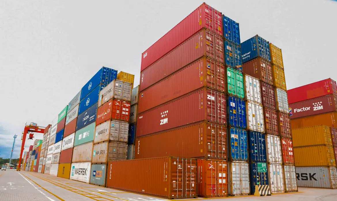 Efeitos do tarifaço repercutem na balança comercial de Agosto