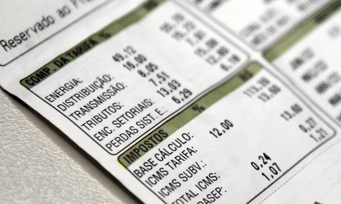 Aneel reduz bandeira para vermelha 1 na conta de luz em outubro