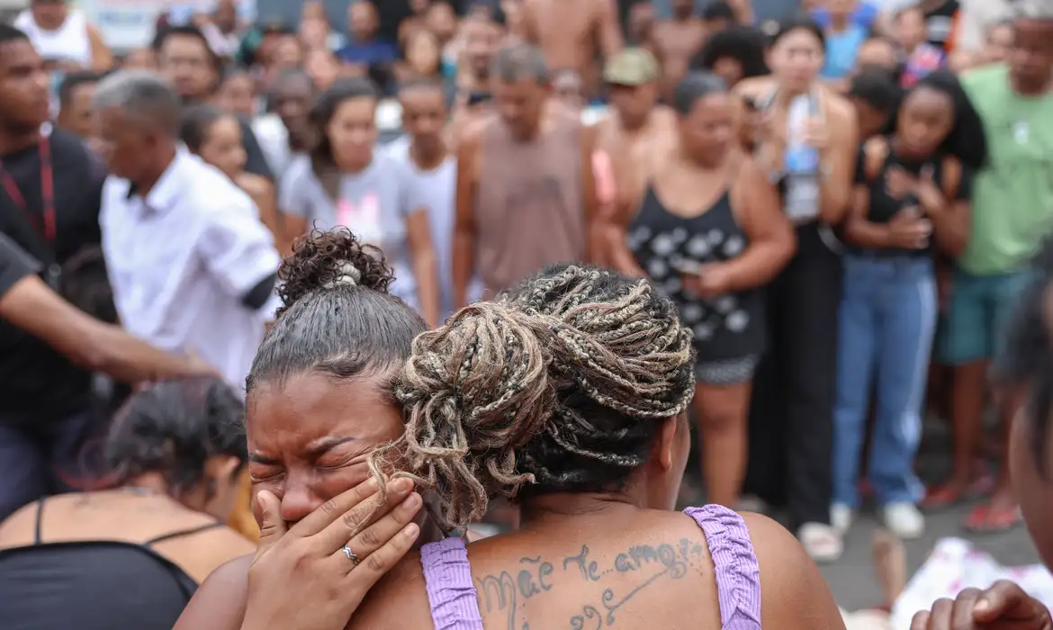 Ativistas denunciam “massacre” em ação policial no Rio