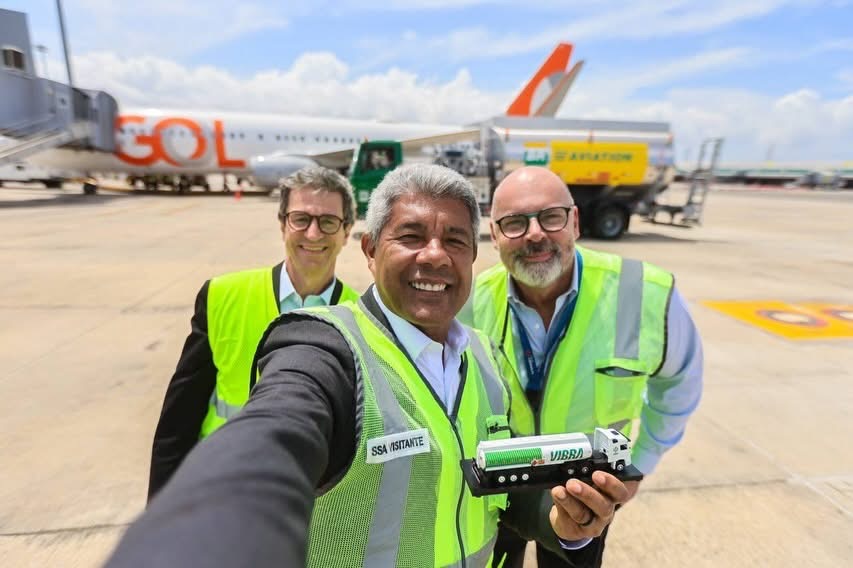 Bahia é primeiro estado a abastecer avião com combustível sustentável, comemora governador Jerônimo