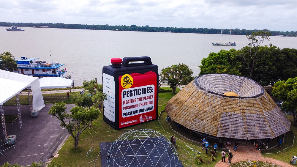 Inflável gigante do IPSA impacta público na Cúpula dos Povos e reforça debate global sobre agrotóxicos