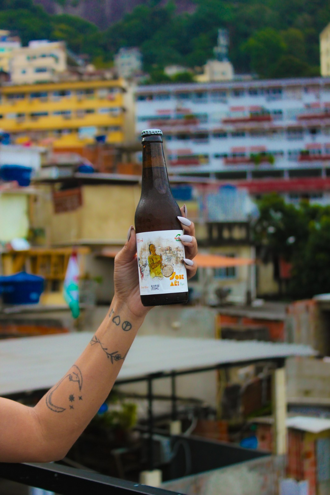 A primeira cerveja artesanal das favelas cariocas chega para revolucionar o turismo comunitário: nasce a Sobe Aê