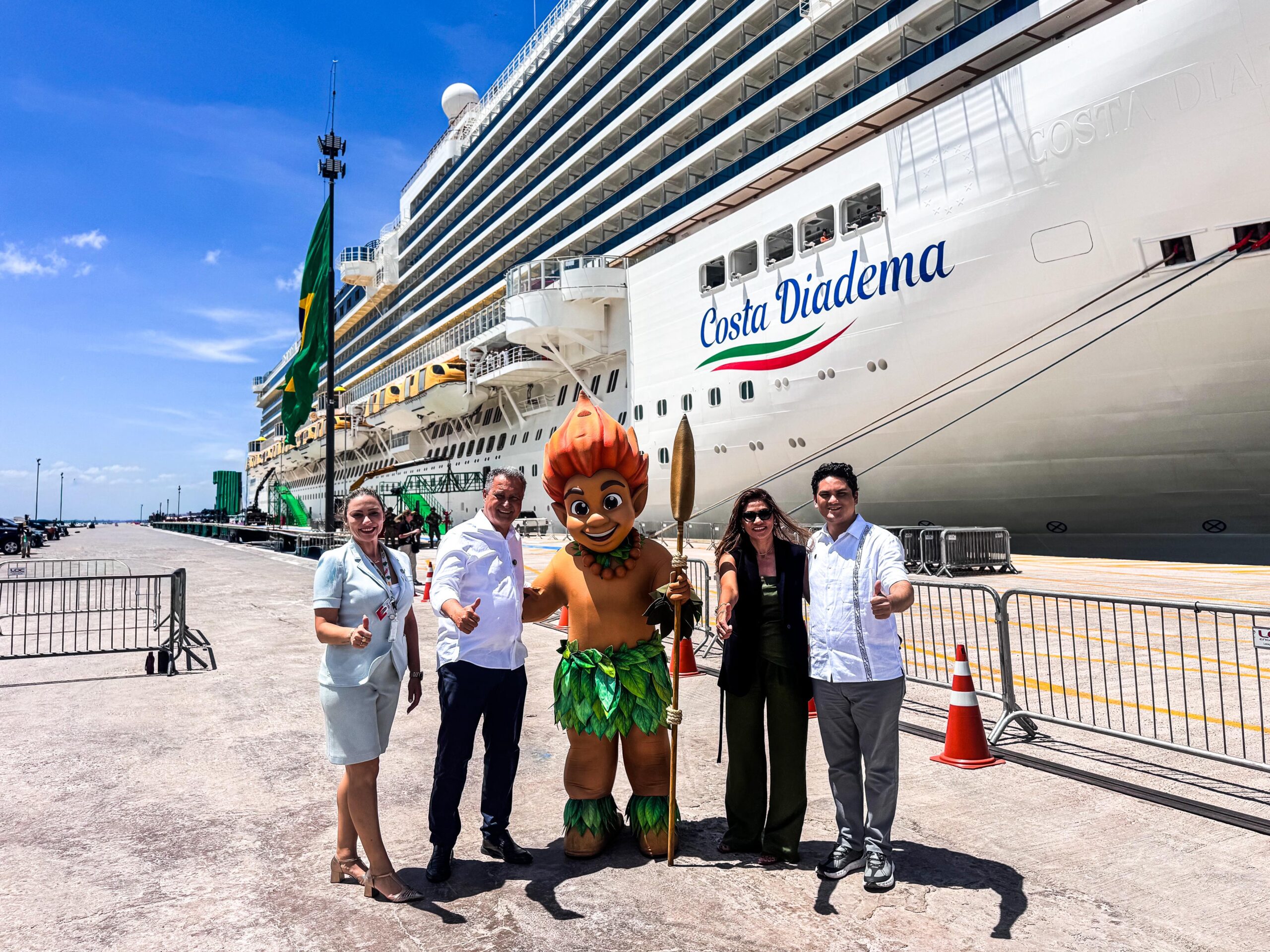 Navios que irão hospedar as delegações para a COP30 chegam a Belém