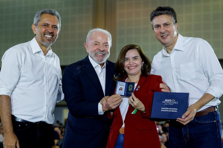 Lula participa de entrega das Carteiras Nacionais Docente do Brasil no Ceará