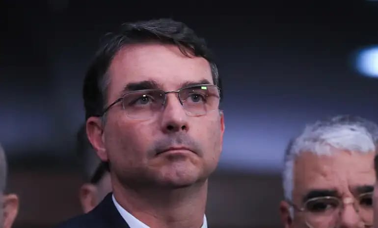 Flávio Bolsonaro aposta no lema “desunidos venceremos”, por José Natal