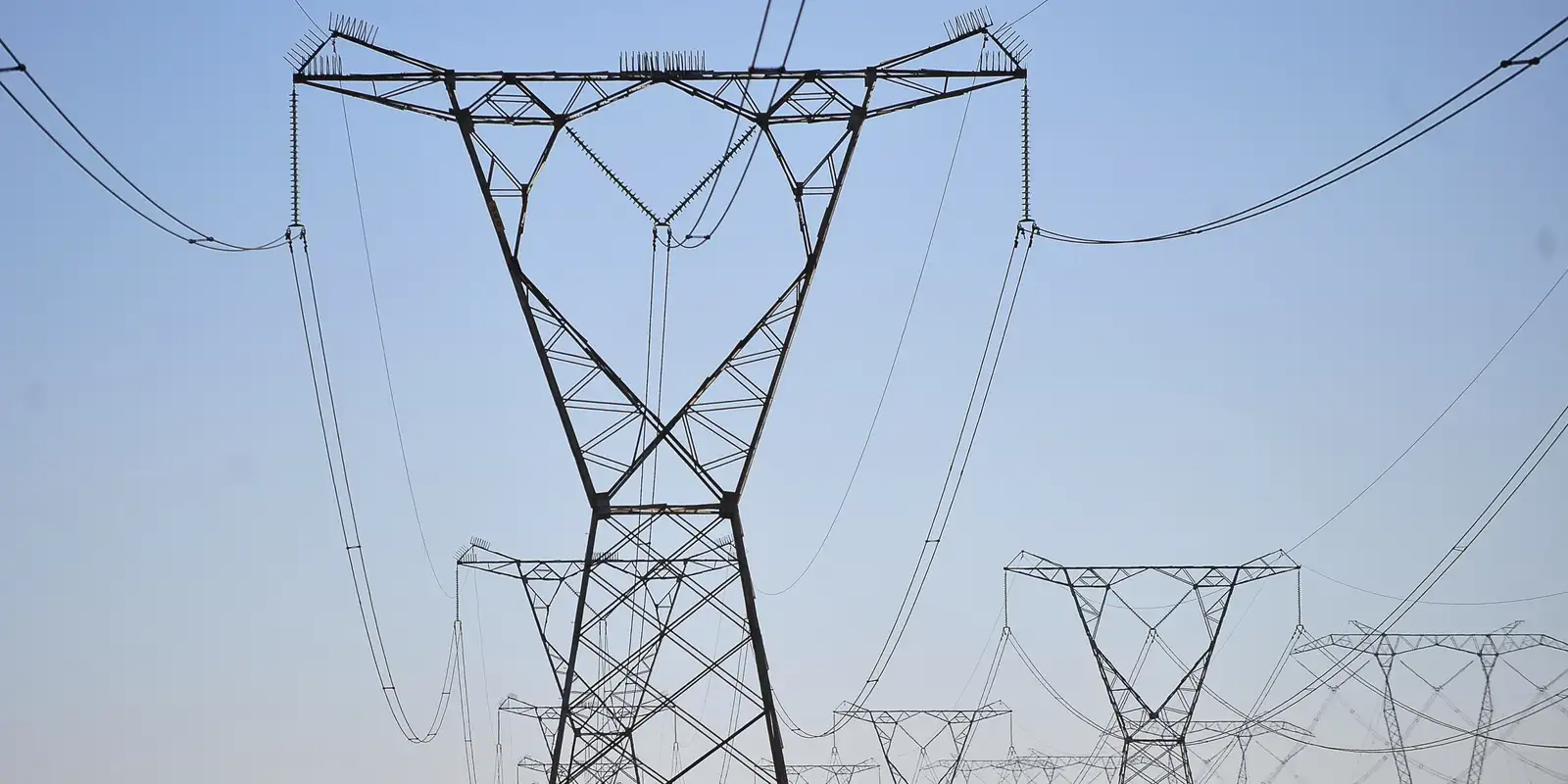 Governo cria nova política para ampliar acesso à rede elétrica e reduzir gargalos na transmissão