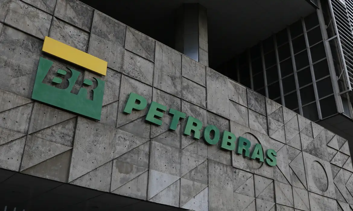 Funcionários da Petrobrás entram em greve em todo o país