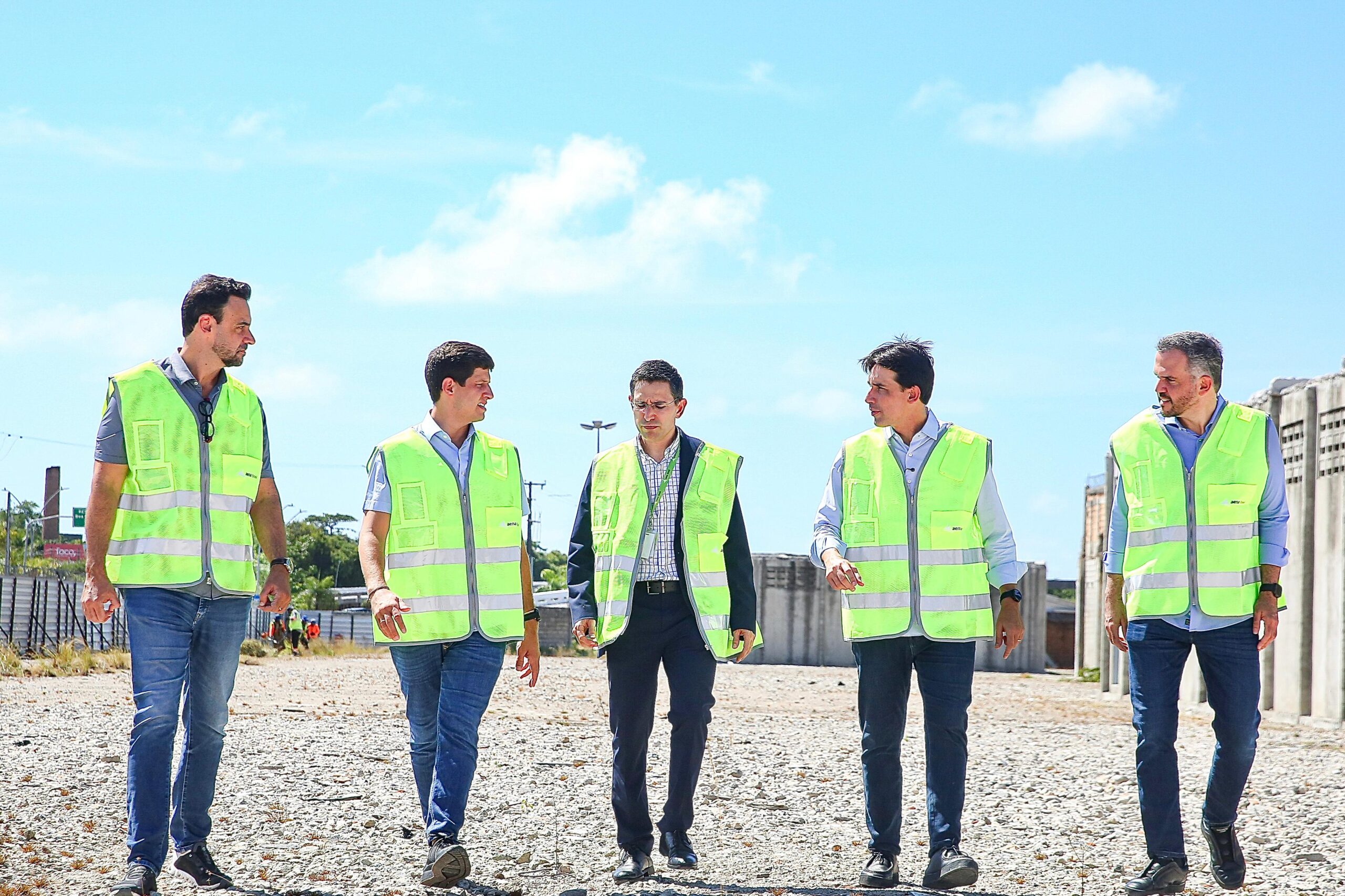 Ministro Silvio Costa Filho e prefeito João Campos vistoriam obras do Aeroporto do Recife; projeto recebe investimento de R$ 60 milhões