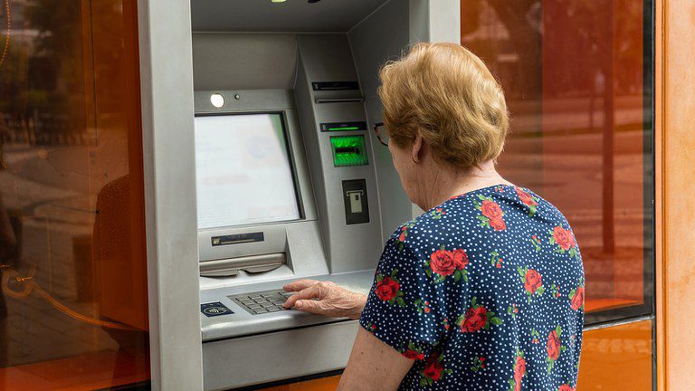 Valor mínimo dos benefícios do INSS tem reajuste de 6,79% e passa a ser de R$ 1.621 a partir deste mês