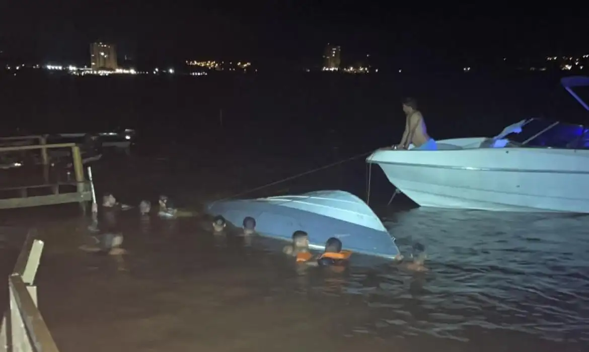 Lancha colide com píer e deixa seis mortos na divisa entre MG e SP