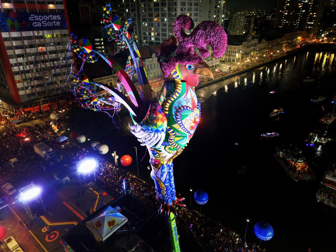 Galo da Madrugada já reina na Ponte Duarte Coelho, no Recife