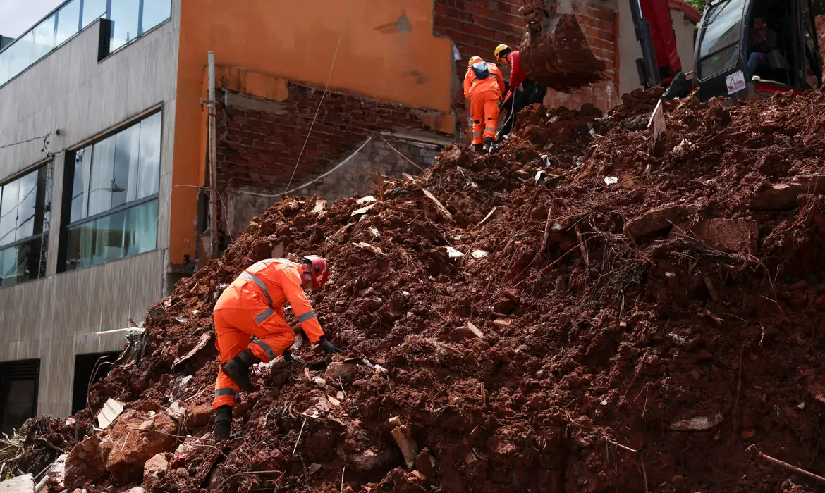 Número de mortes causadas pelas chuvas em Minas sobe para 64