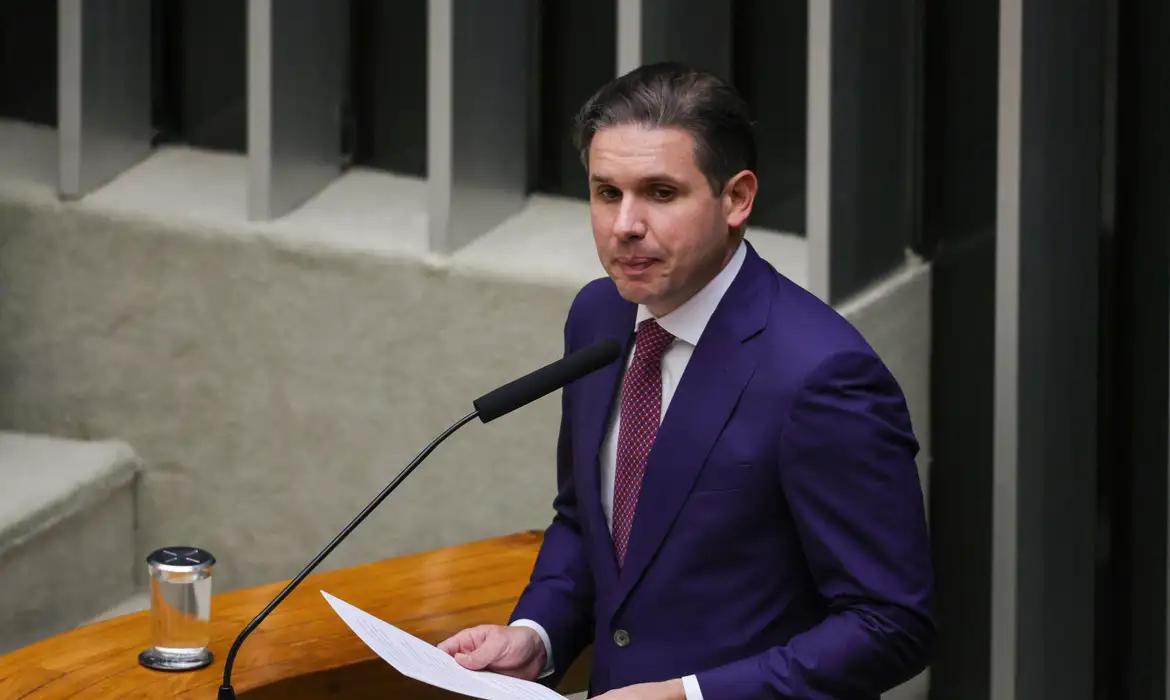 Decisão de Flávio Dino sobre penduricalhos foi “feliz”, diz Hugo Motta