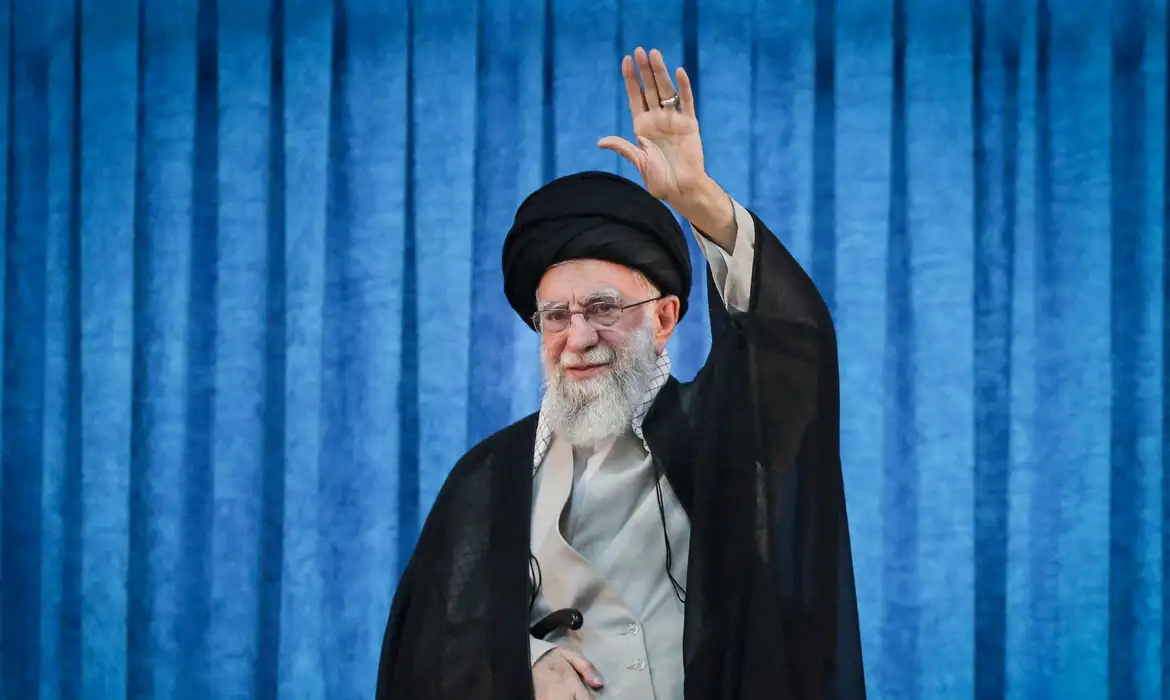 Irã escolhe novo aiatolá para conselho que assume funções do líder supremo, após morte de Ali Khamenei