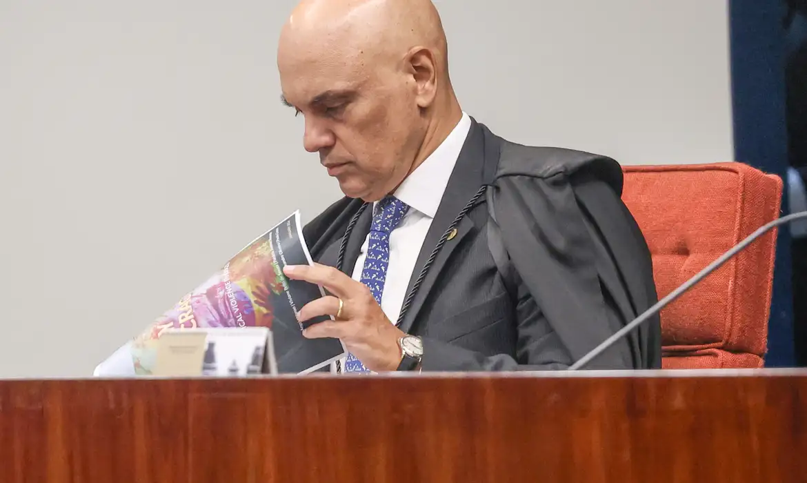 Alexandre de Moraes abre ação contra Flávio Bolsonaro por suposta calúnia a Lula