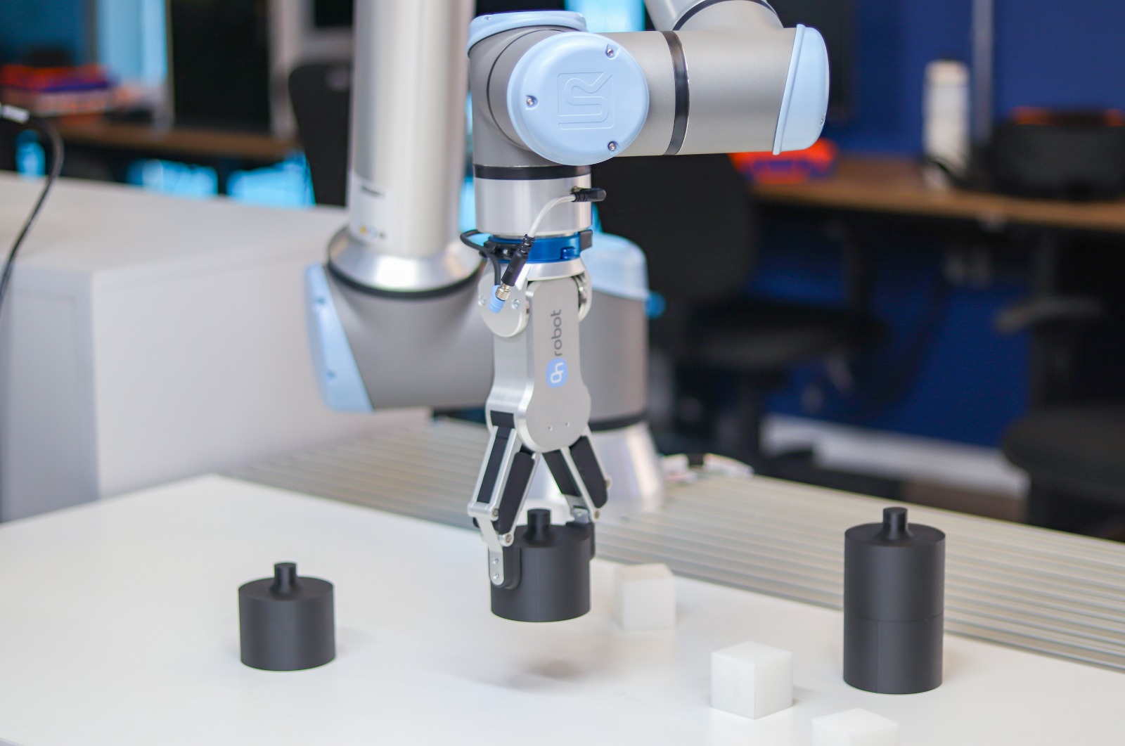 Instituto Atlântico: braço robótico do laboratório de Inteligência Artificial.