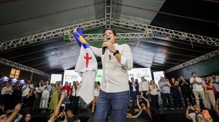 João Campos chega para convenção com apoio de Lula, chapa consolidada e legado de Eduardo