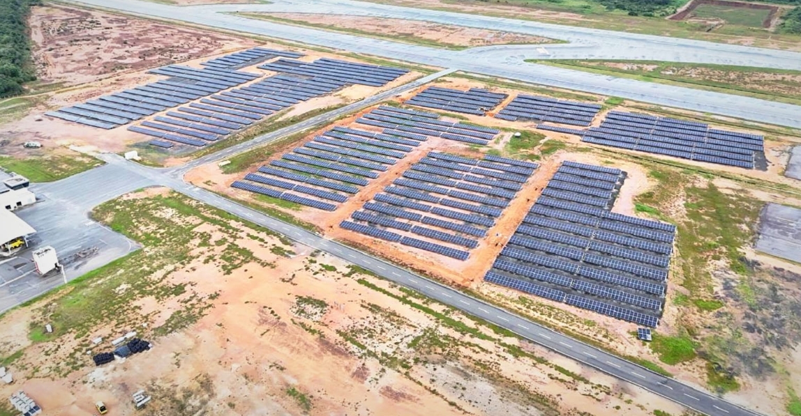 Usina solar do Aeroporto de Natal conclui instalação de 11 mil placas e entra na fase final