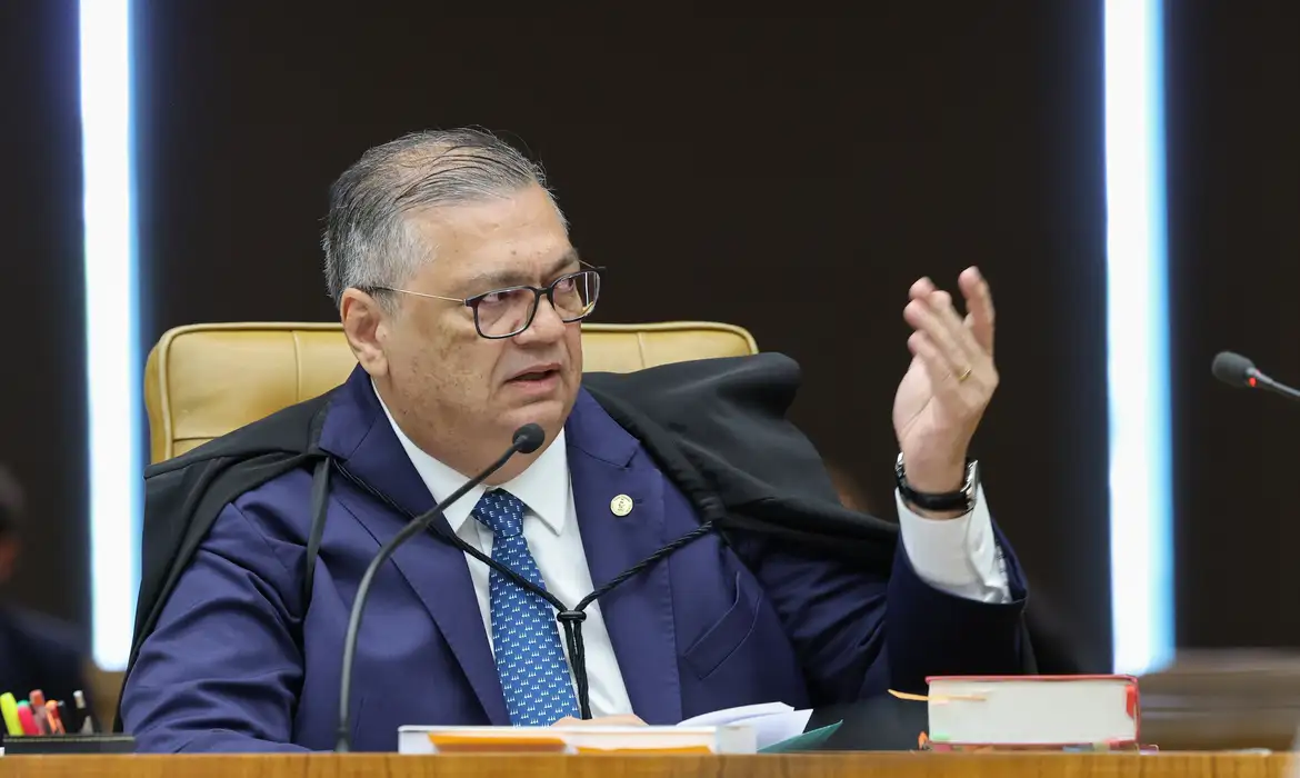 Flávio Dino pede vista de julgamento sobre Moraes e Mendonça